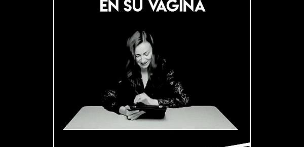  Leen un libros mientras tienen un vibrador